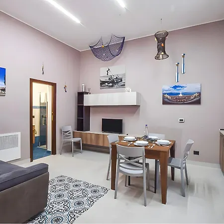 Semesterbostad Comfortable Loft Near The Station Reggio di Calabria